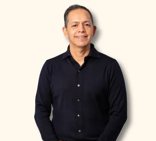 Retrato de Abel Covarrubias con camisa oscura sobre fondo claro