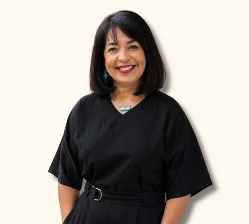 Retrato de Grace Legarreta con un vestido negro sobre un fondo claro