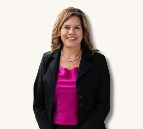 Celina García con un blazer negro y una blusa rosa