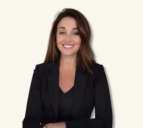 Retrato de Cristin Weldon con un blazer negro sobre un fondo claro