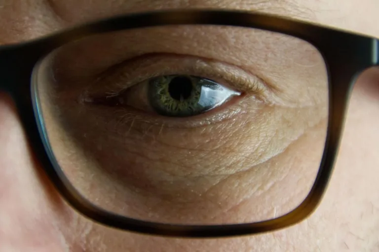 Primer plano del ojo de una persona con gafas, representando el enfoque y la reflexión durante EMDR.