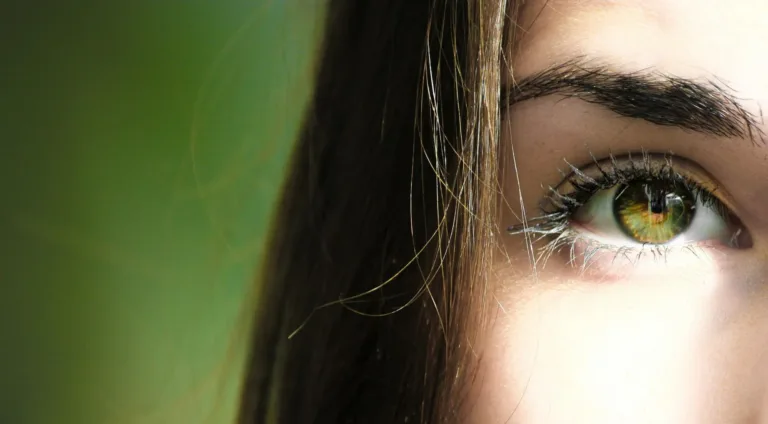 Primer plano del ojo verde de una mujer, simbolizando la reflexión personal y el enfoque involucrado en EMDR. .