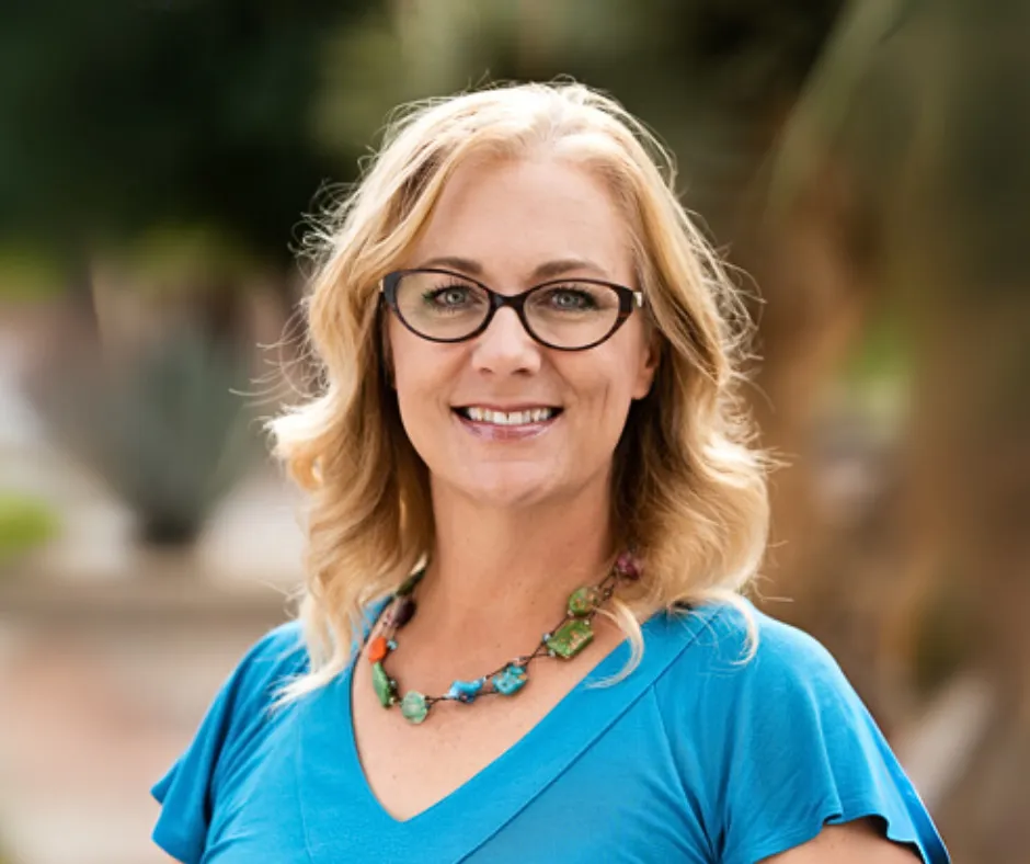 Kerry Linnan, Early Intervention Physical Therapist at Aprendamos, smiles warmly outdoor